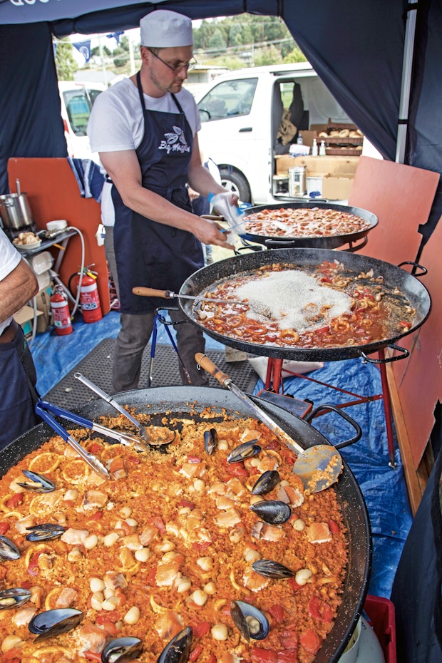 paella cooking