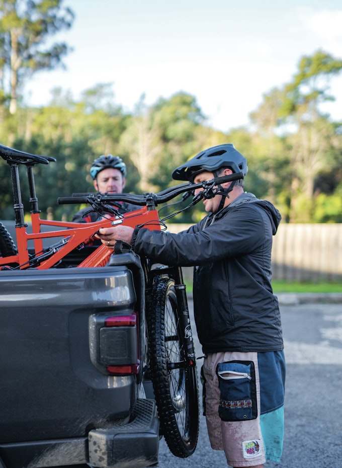 Jeep Gladiator loading bikes