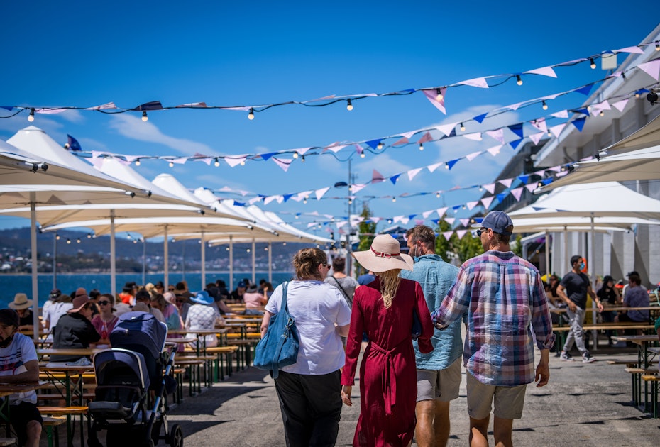 People walking at the Taste of Summer