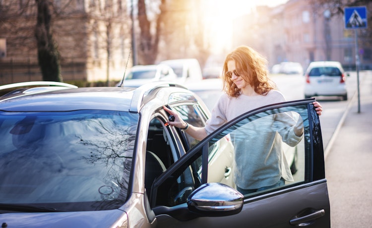 Women getting into car in Paris