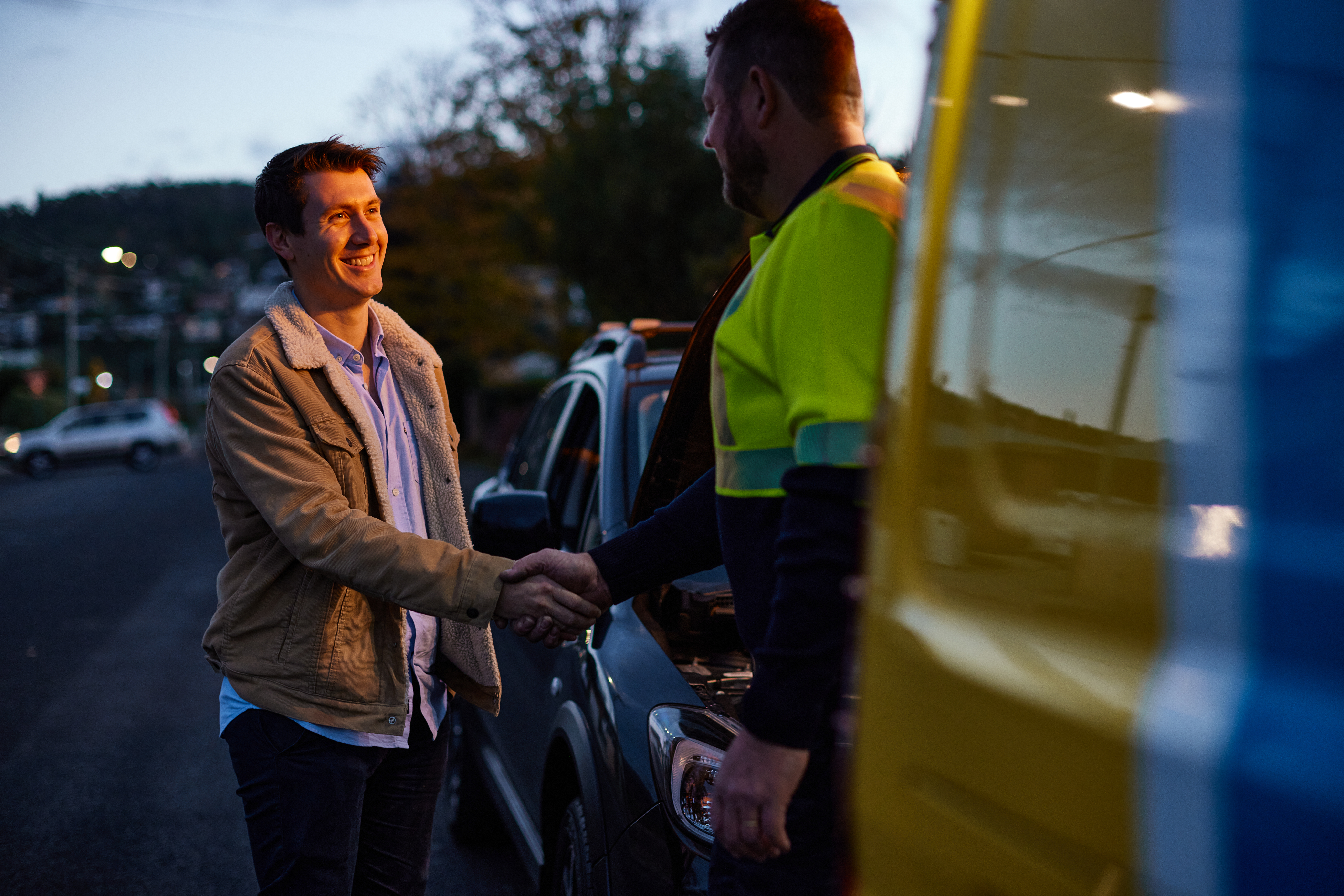 RACT patrolman shaking hands with RACT member on a callout