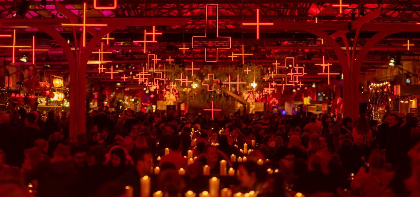 Red lights and ambience at Winter Feast Red lights and ambience at Winter Feast