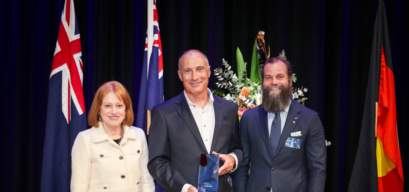 Dr Jorian Kippax receives his award