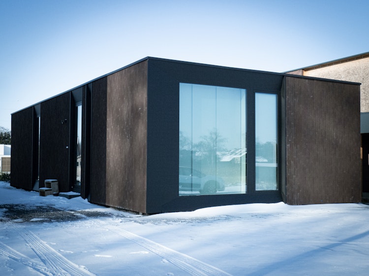 Skilpod #80A — houtskeletbouw bungalow woning met 2 slaapkamers, modern design met zwarte steen