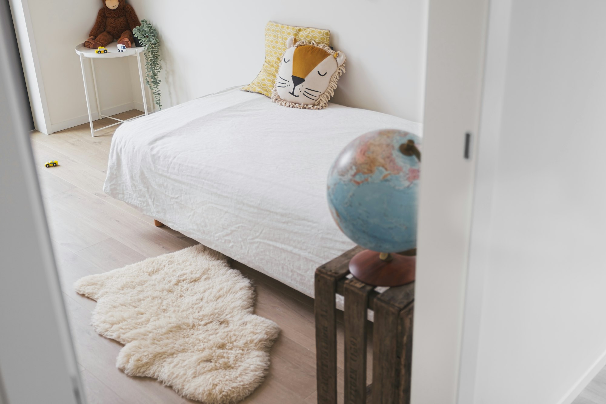 Skilpod kleine slaapkamer met laminaatvloer