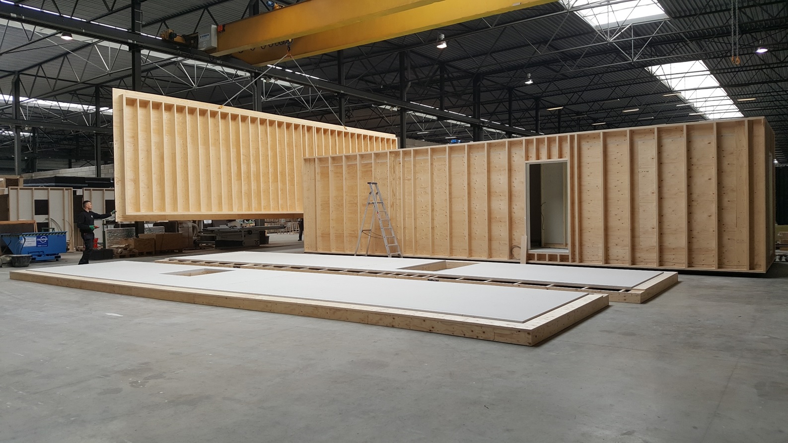 Prefab muur wordt geïnstalleerd in het Skilpod atelier