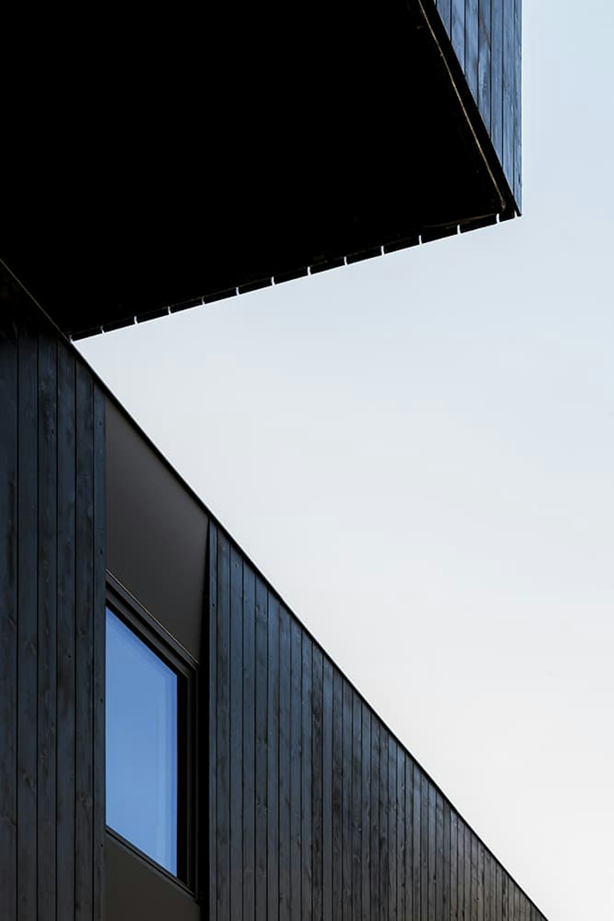 Detail van een Skilpod stapelbouw appartement realisatie, houten exterieur