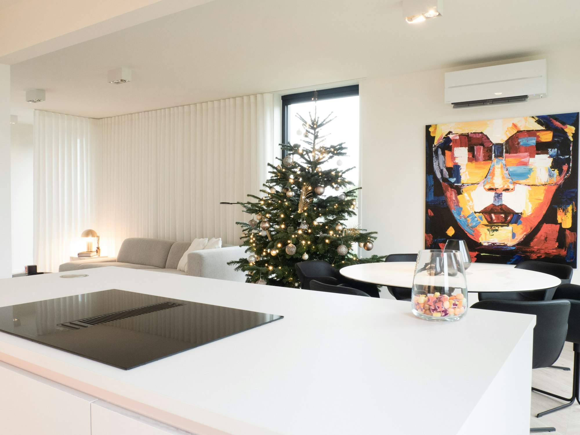 Skilpod #140 - interieur woonkamer en eetruimte,  modern design met kerstboom