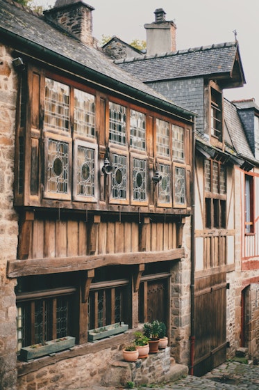 Oud houten huis in middeleeuws dorp
