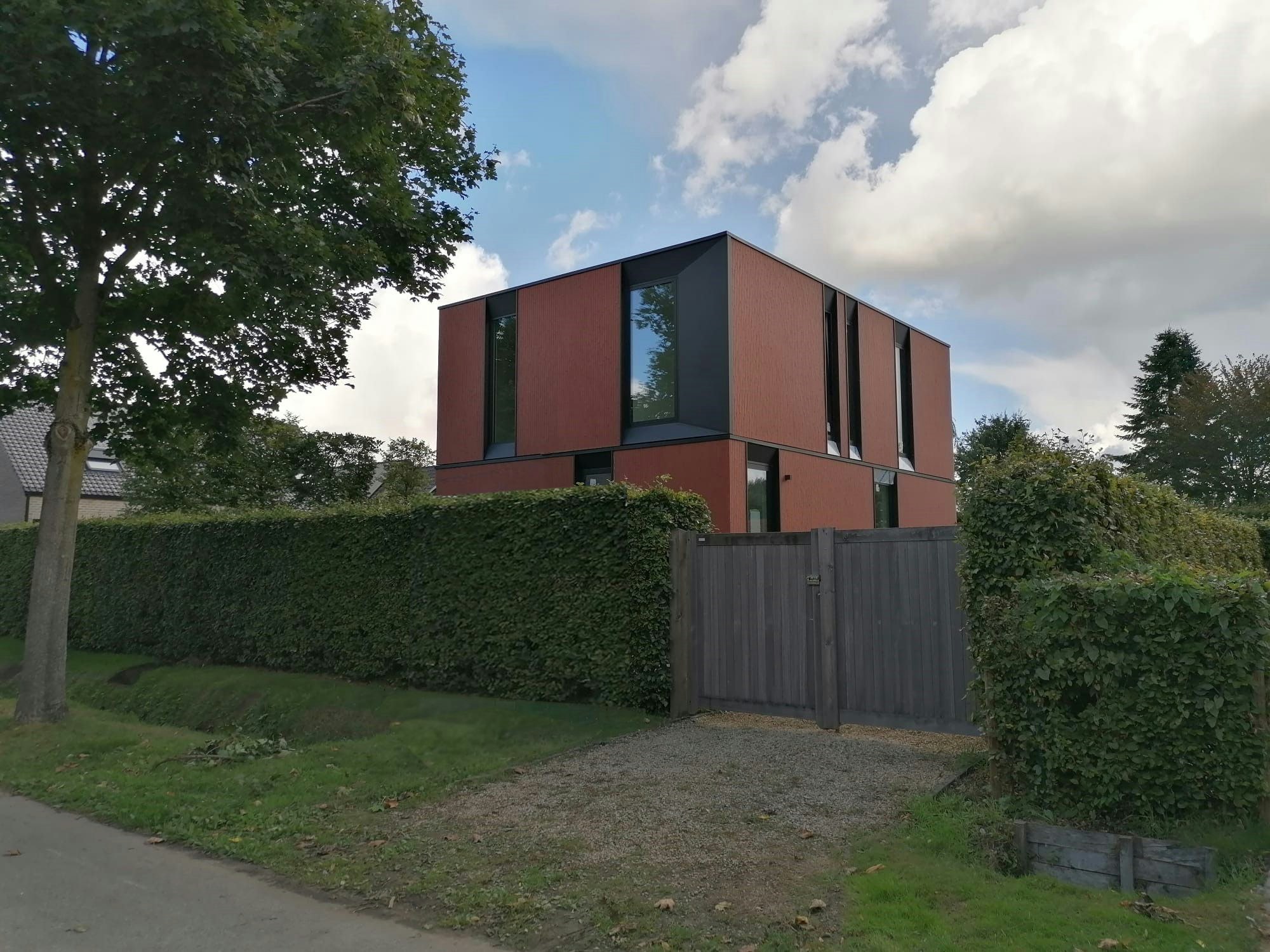 Skilpod #140 - prefab houtskeletbouw woning in rode steen, modern design