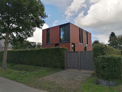 Skilpod #140 - prefab houtskeletbouw woning in rode steen, modern design