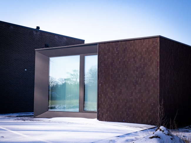Skilpod 80A - moderne prefab woning in houtskeletbouw afgewerkt met zwarte steen