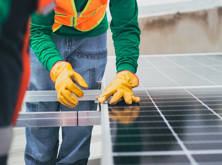 crew plaatst zonnepanelen op een dak