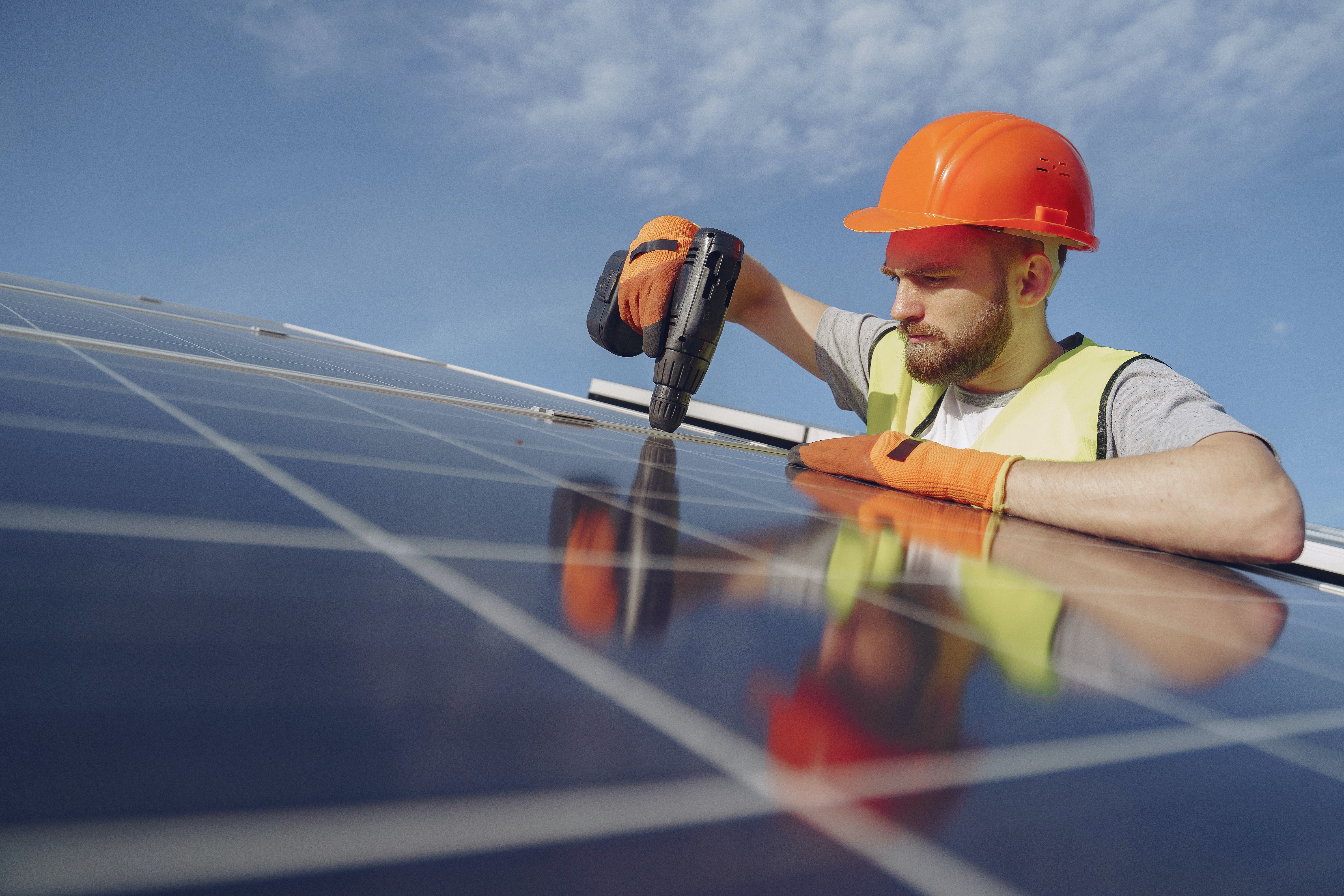 Vakman installeert zonnepanelen