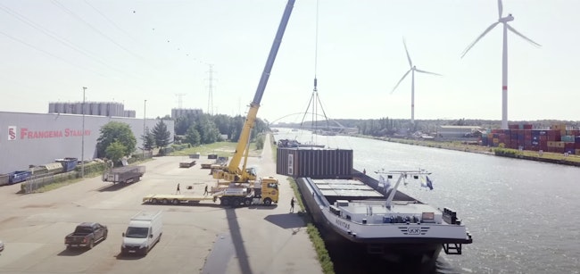 Skilpods worden op een boot geladen voor het transport naar de bouwwerf aan het water