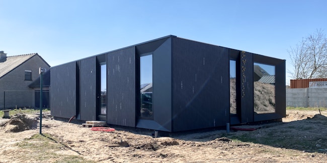 Skilpod #108 — houtskeletbouw bungalow woning met 2 slaapkamers, modern design met zwarte steenstrips