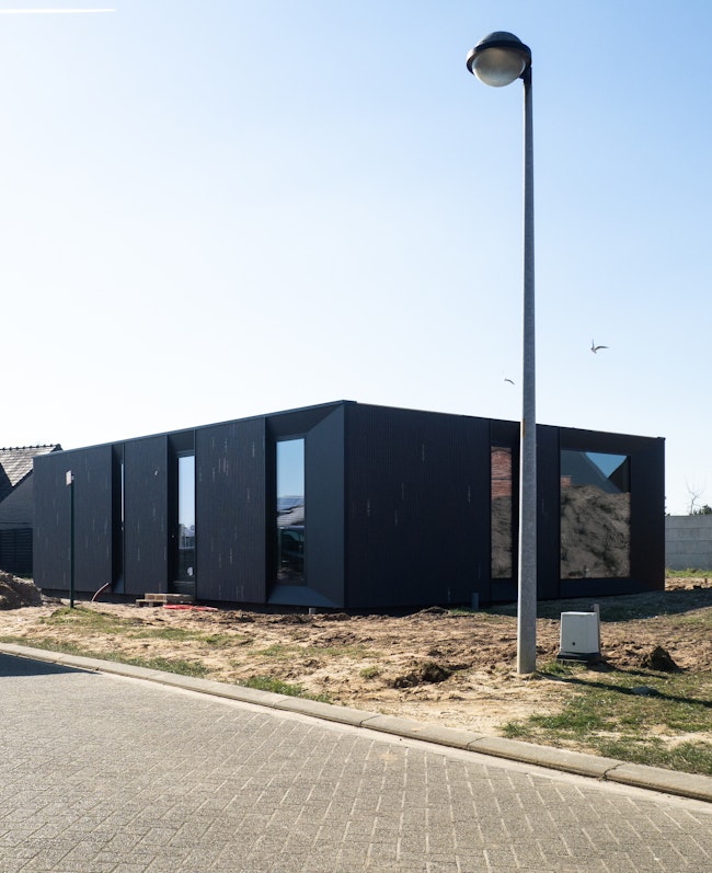 Skilpod #108 — houtskeletbouw bungalow woning met 2 slaapkamers, modern design met zwarte steenstrips