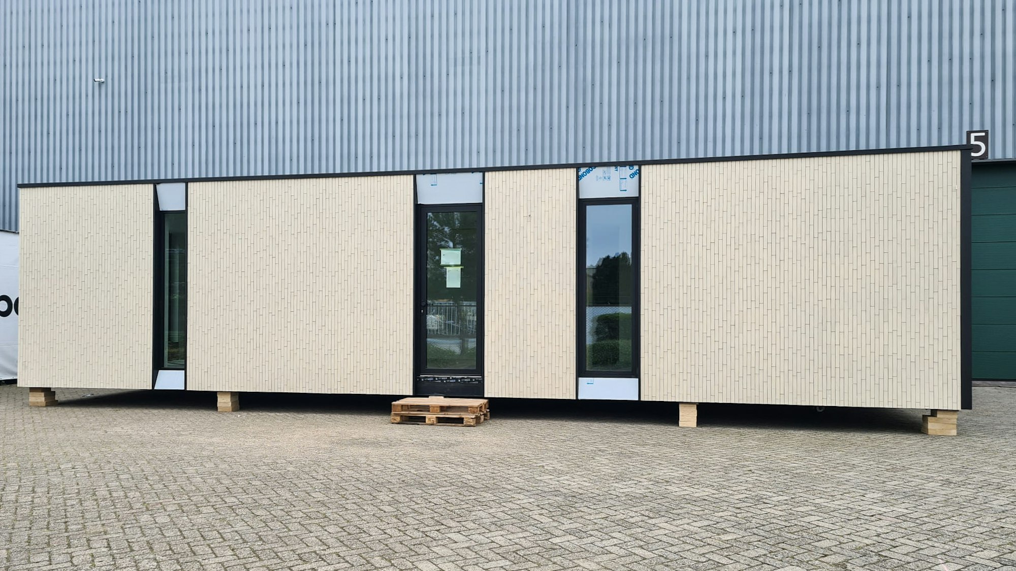 Skilpod kijkwoning #100 te bekijken aan ons atelier in Geel. Witte steen exterieur.