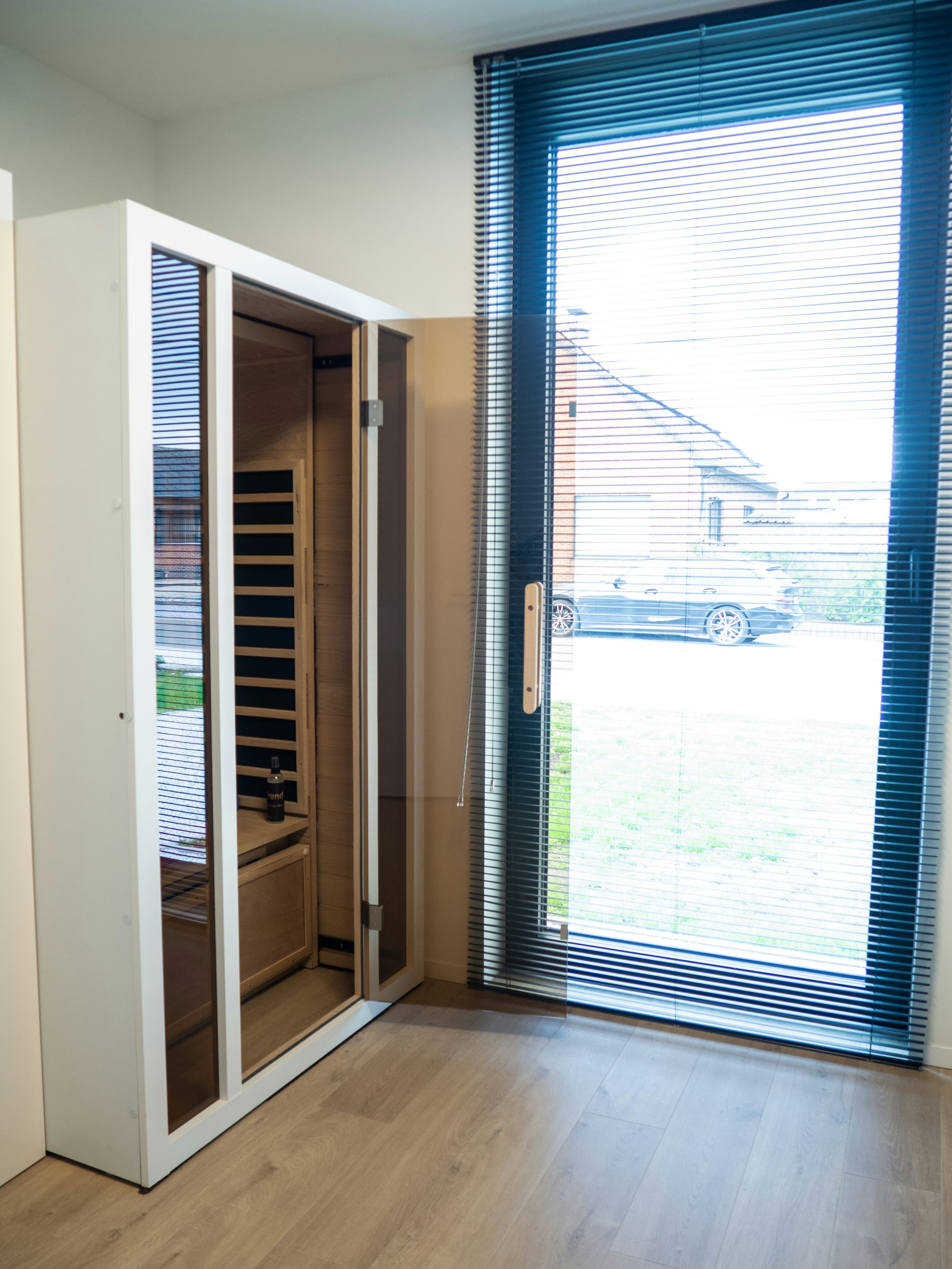 Uitschuifbare sauna in de slaapkamer van een Skilpod prefab houtskeletbouw huis