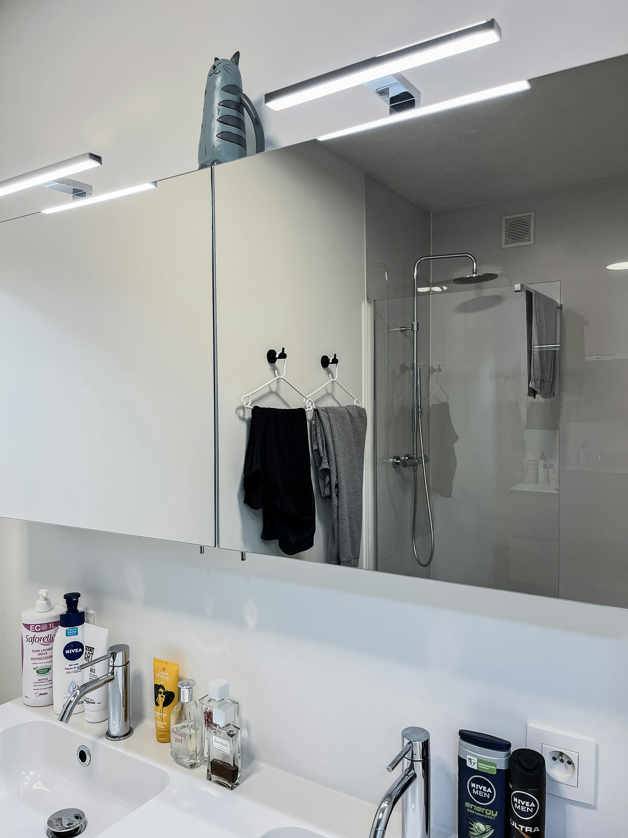 badkamermeubel met dubbele wastafel, inloopdouche zichtbaar in spiegel