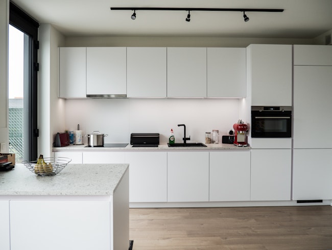 Keuken met keukeneiland in een prefab woning van Skilpod.