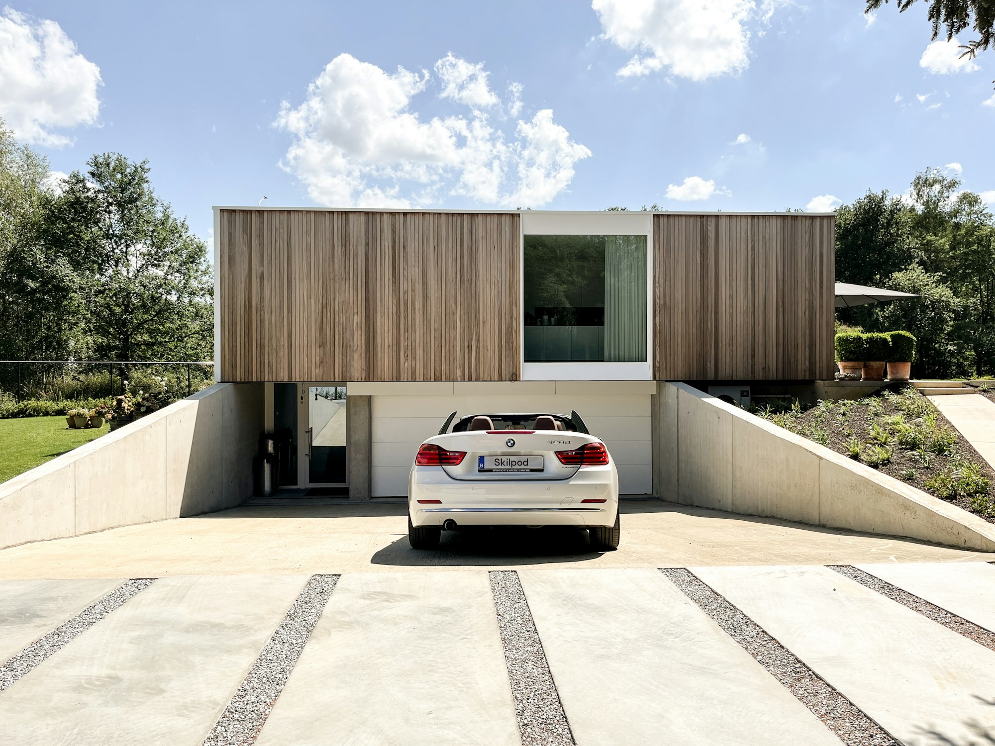 Prefab houtskeletbouw woning met kelder #144 van Skilpod. Afwerking in natuurhout en witte ramen.