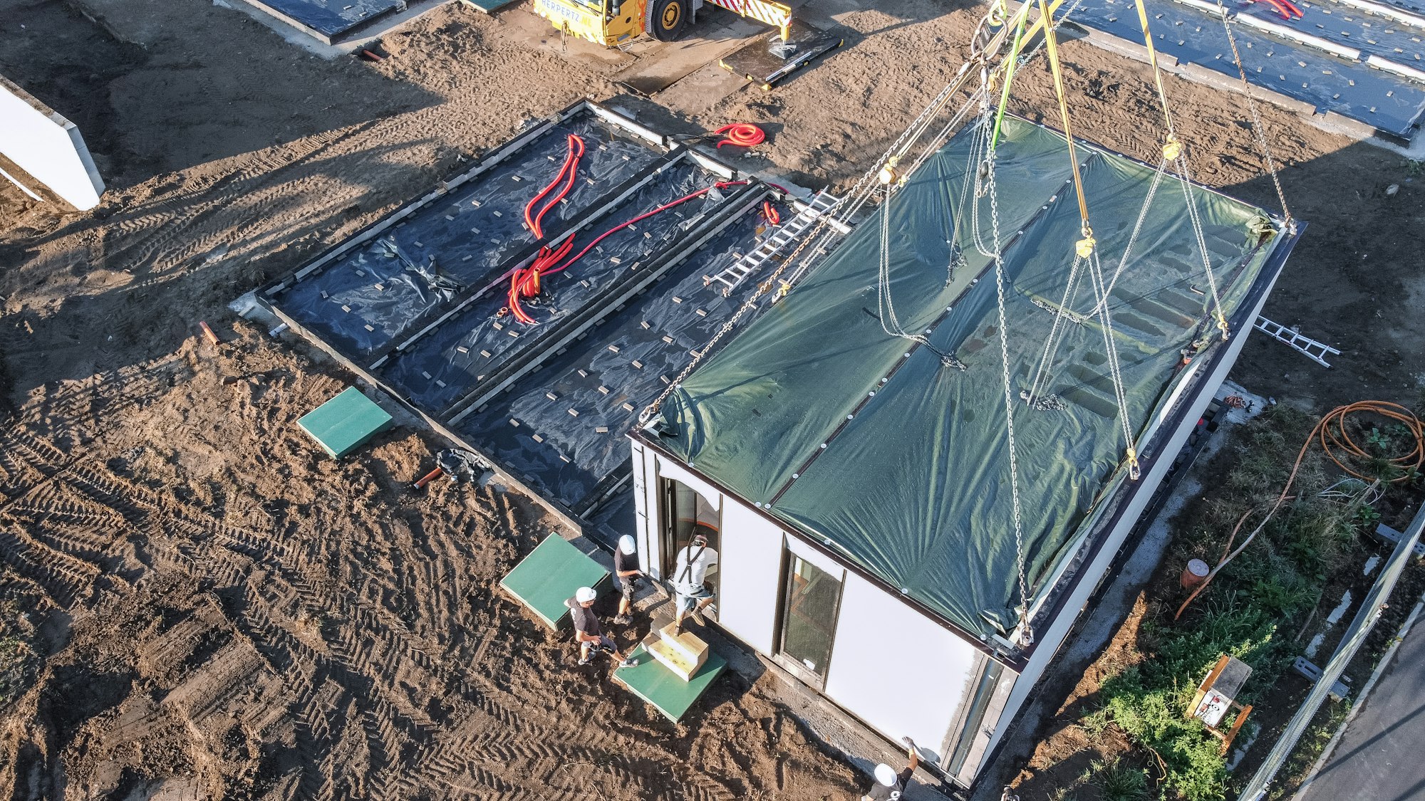 Plaatsing van een Skilpod #110 modulaire woning op Hoedhaar in Lokeren dronebeelden