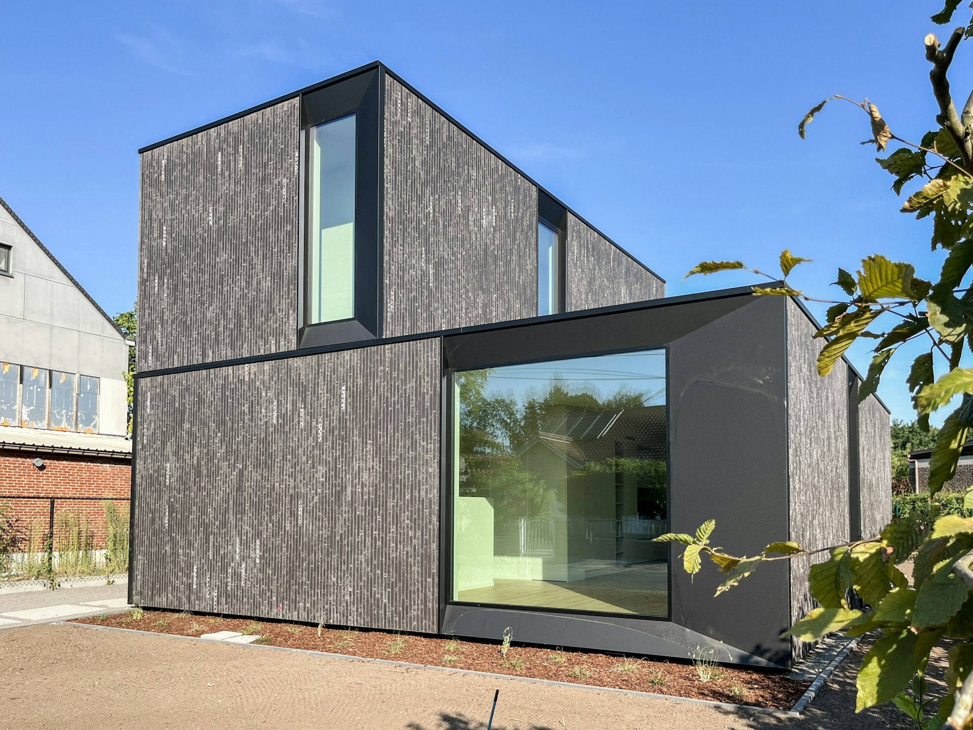 Skilpod #135 — houtskeletbouw woning met 3 slaapkamers, modern design in zwarte steen