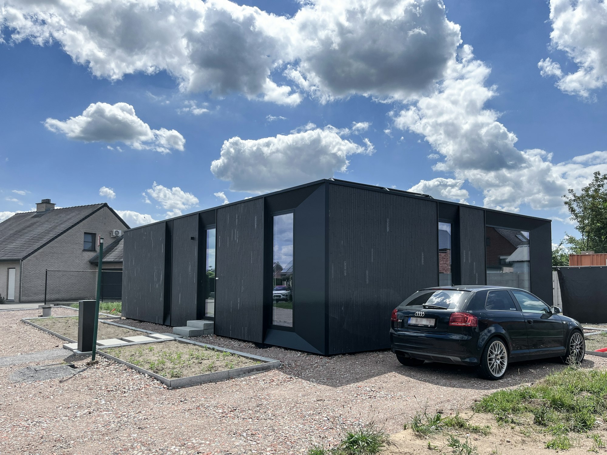 Skilpod #108 — houtskeletbouw bungalow woning met 2 slaapkamers, modern design met zwarte steenstrips