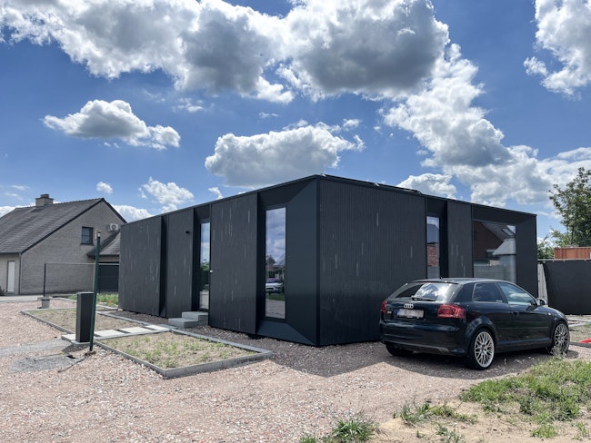 Skilpod #108 — houtskeletbouw bungalow woning met 2 slaapkamers, modern design met zwarte steenstrips