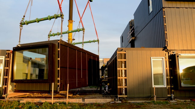 Plaatsing van een module in het houtskeletbout project Apojo in Aarschot