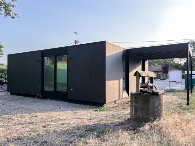 Skilpod #80 — houtskeletbouw bungalow woning met 2 slaapkamers, modern design met zwarte steen