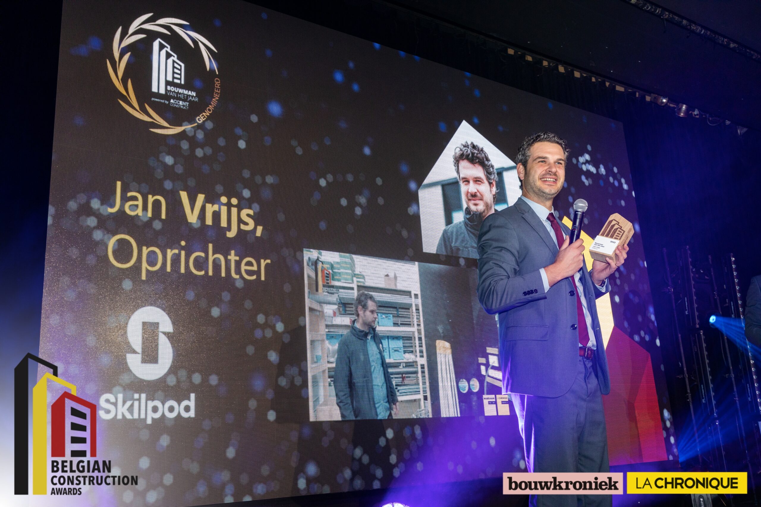 Jan Vrijs neemt zijn award voor Bouwman van het Jaar in ontvangst op de Belgian Construction Awards 2022