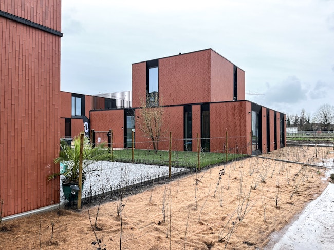 Skilpod #130 — houtskeletbouw woning met 4 slaapkamers, modern design met rode steen, combinatie van twee half-open woningen