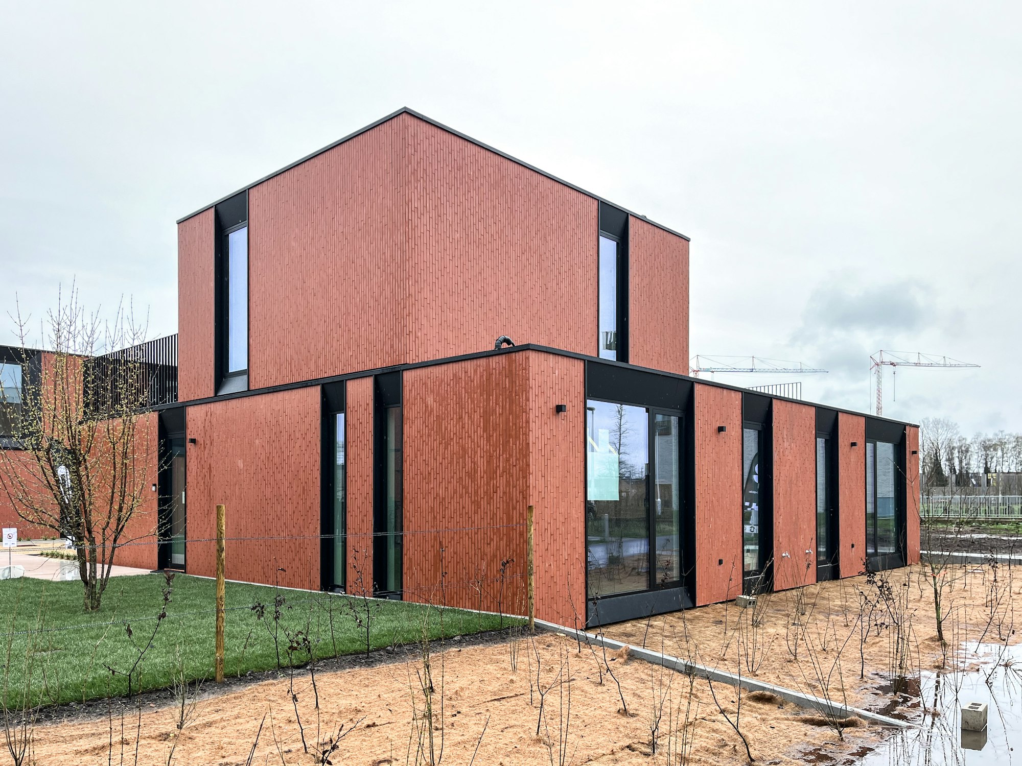 Skilpod #130 — houtskeletbouw woning met 4 slaapkamers, modern design met rode steen, combinatie van twee half-open woningen