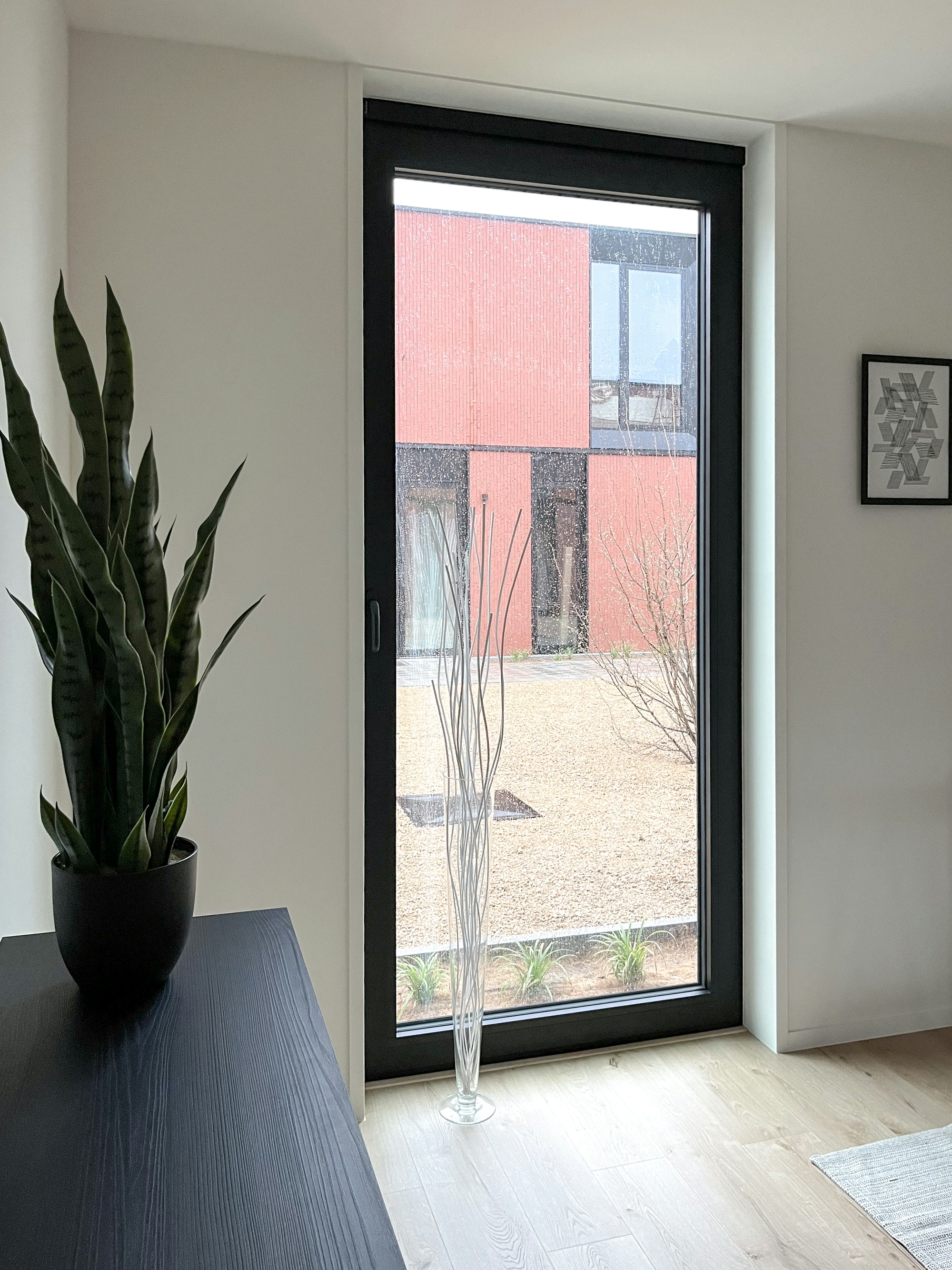 Zicht vanuit de slaapkamer van een Skilpod #130 prefab houtskeletbouw woning