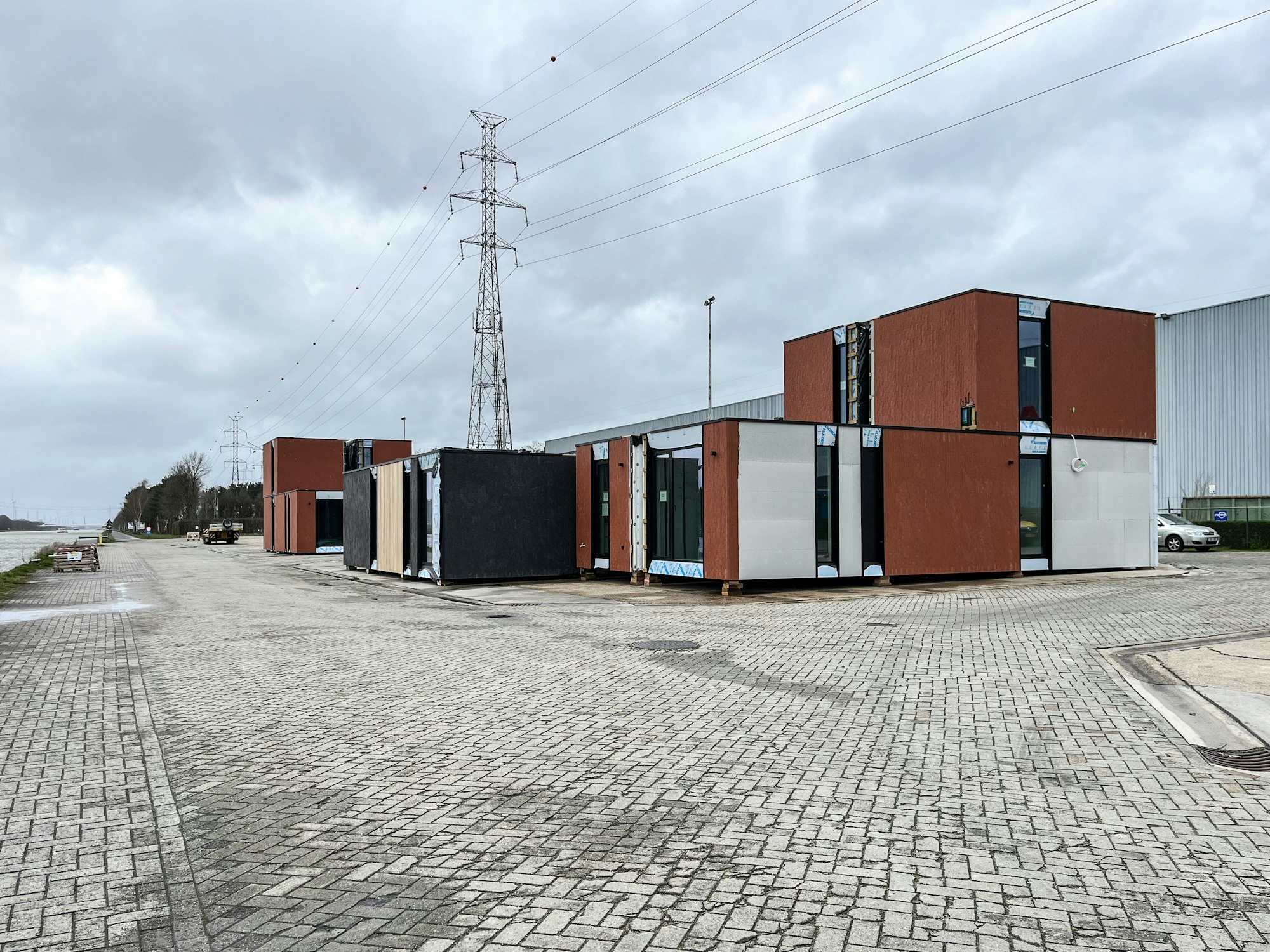 Units aan de achterkant van de Skilpod productiehal aan het kanaal in Geel