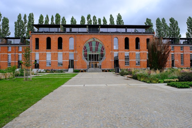 Hoofdgebouw van de Chocoladefabriek site in Tongeren, met art deco ingang.