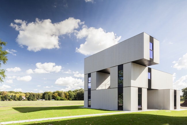 Skilpod stapelbouw project, witte modulaire units