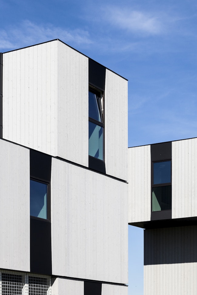 Skilpod stapelbouw project, detail van de witte modulaire units