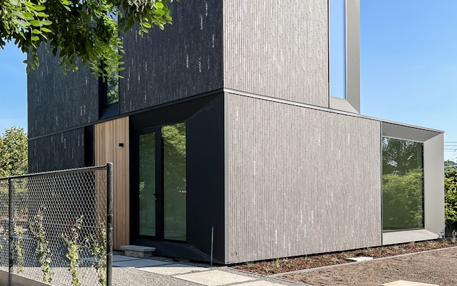 Skilpod #135 — houtskeletbouw woning met 3 slaapkamers, modern design in zwarte steen