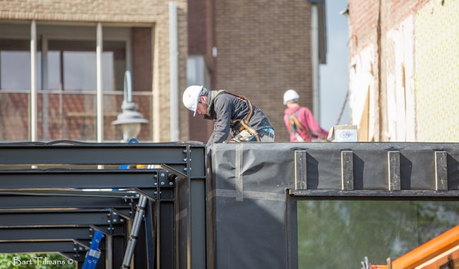 Plaatsing van Skilpod modulaire appartementen Diepenbeek