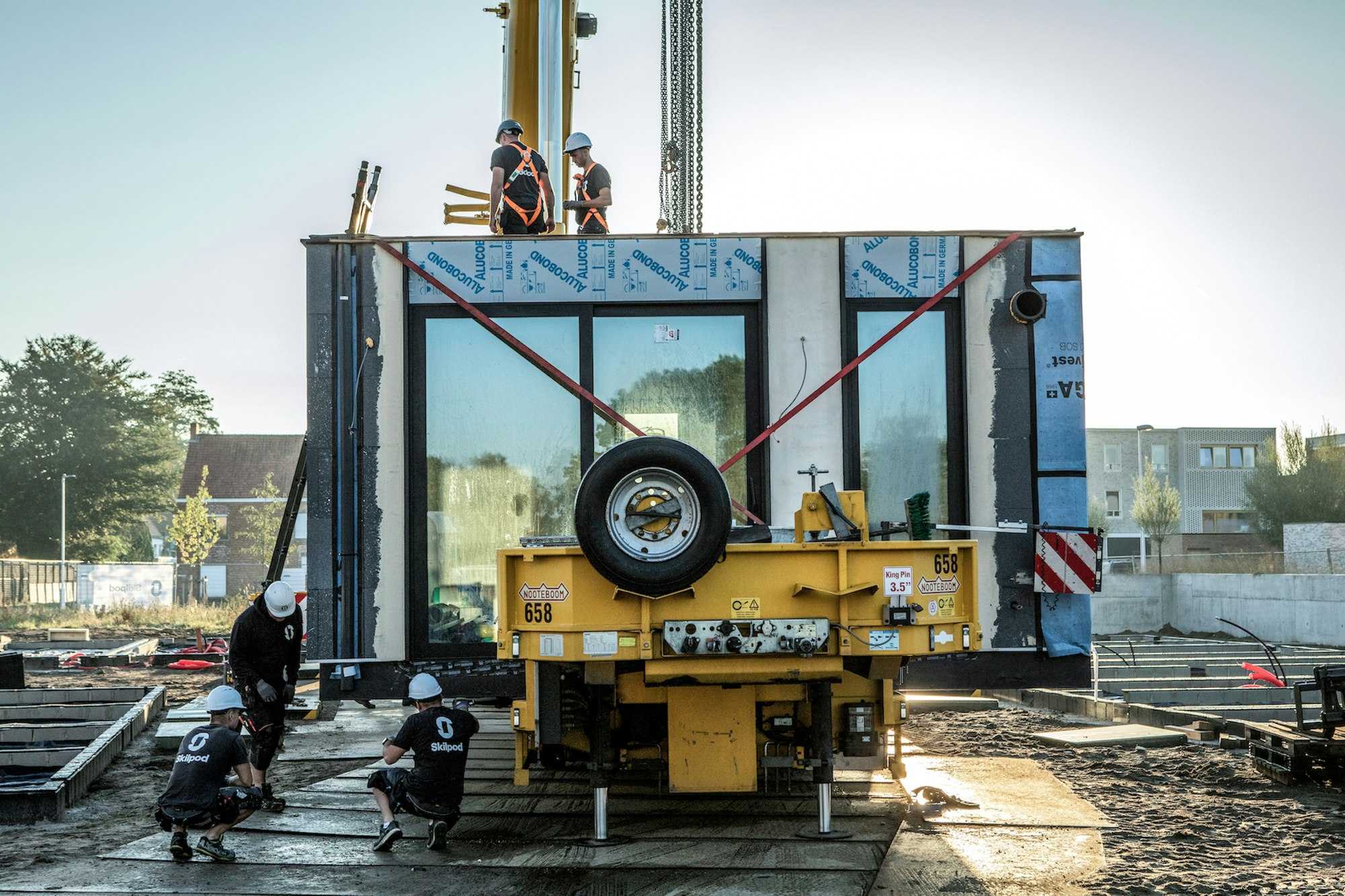 Module op de oplegger wordt klaargemaakt voor plaatsing