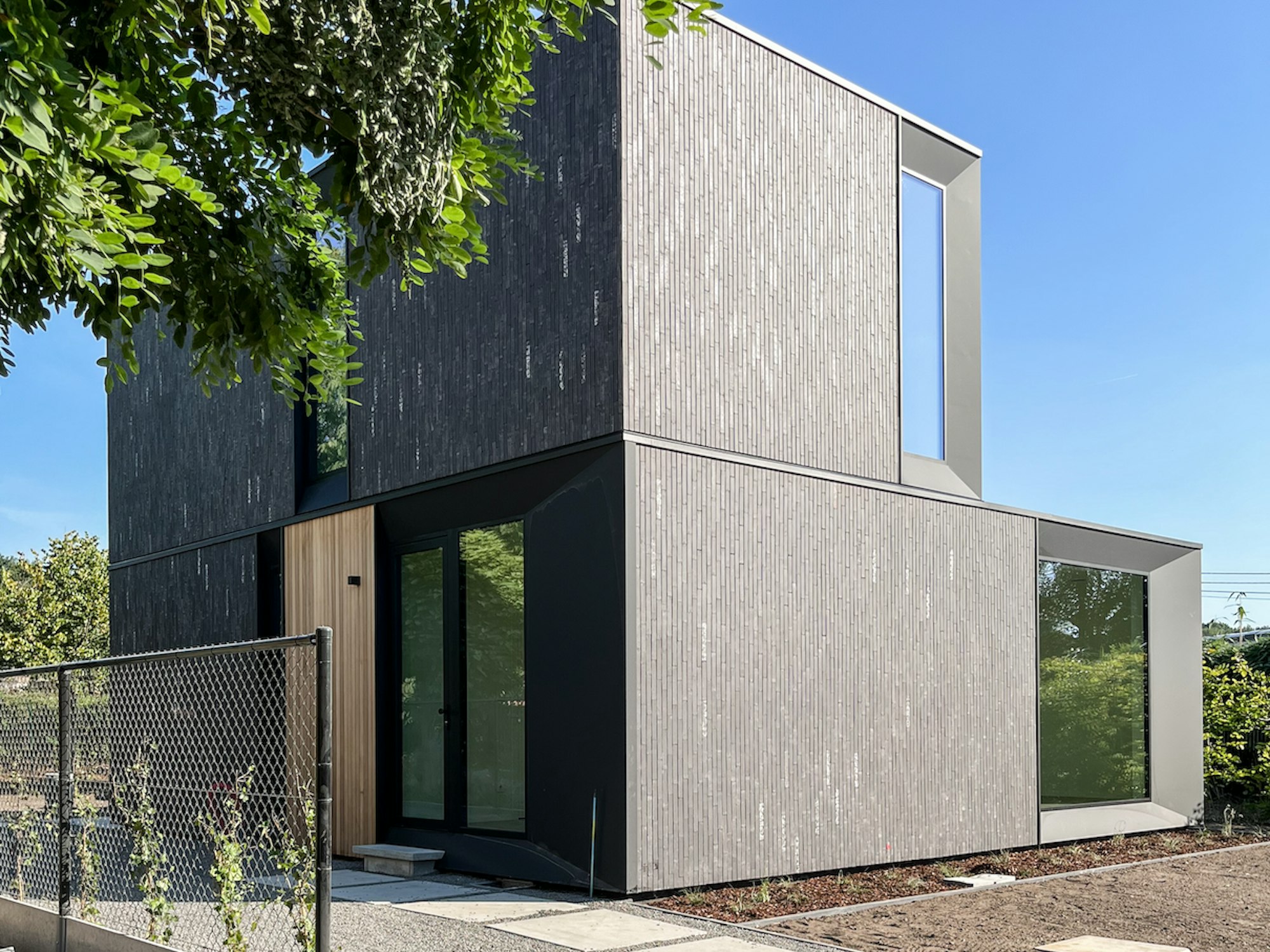 Skilpod #135 — houtskeletbouw woning met 3 slaapkamers, modern design in zwarte steen