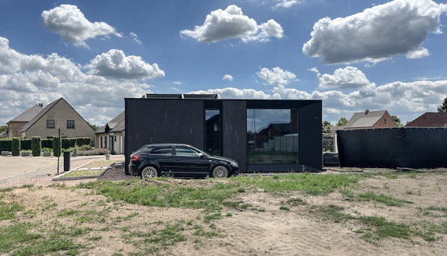 Skilpod #108 — houtskeletbouw bungalow woning met 2 slaapkamers, modern design met zwarte steenstrips