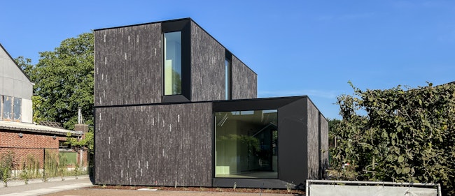 Skilpod #135 — houtskeletbouw woning met 3 slaapkamers, modern design in zwarte steen