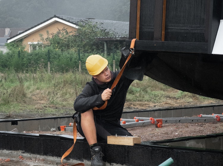 Skilpod vakman bij de plaatsing van een Skilpod module woning