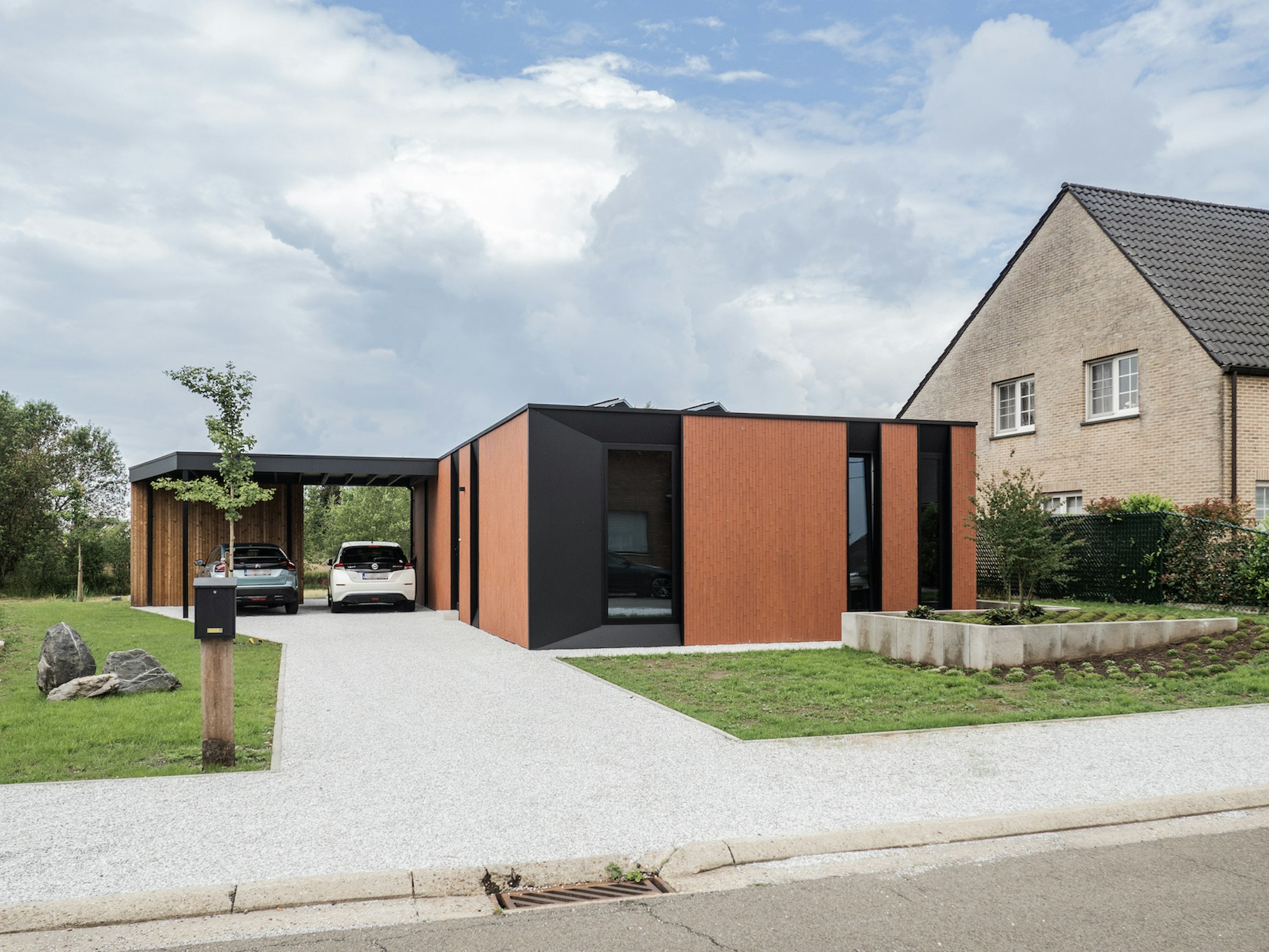 Skilpod #100 prefab bungalow woning met carport in rode steenstrips