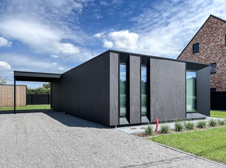 Skilpod #100 prefab bungalow woning met carport in zwarte steenstrips