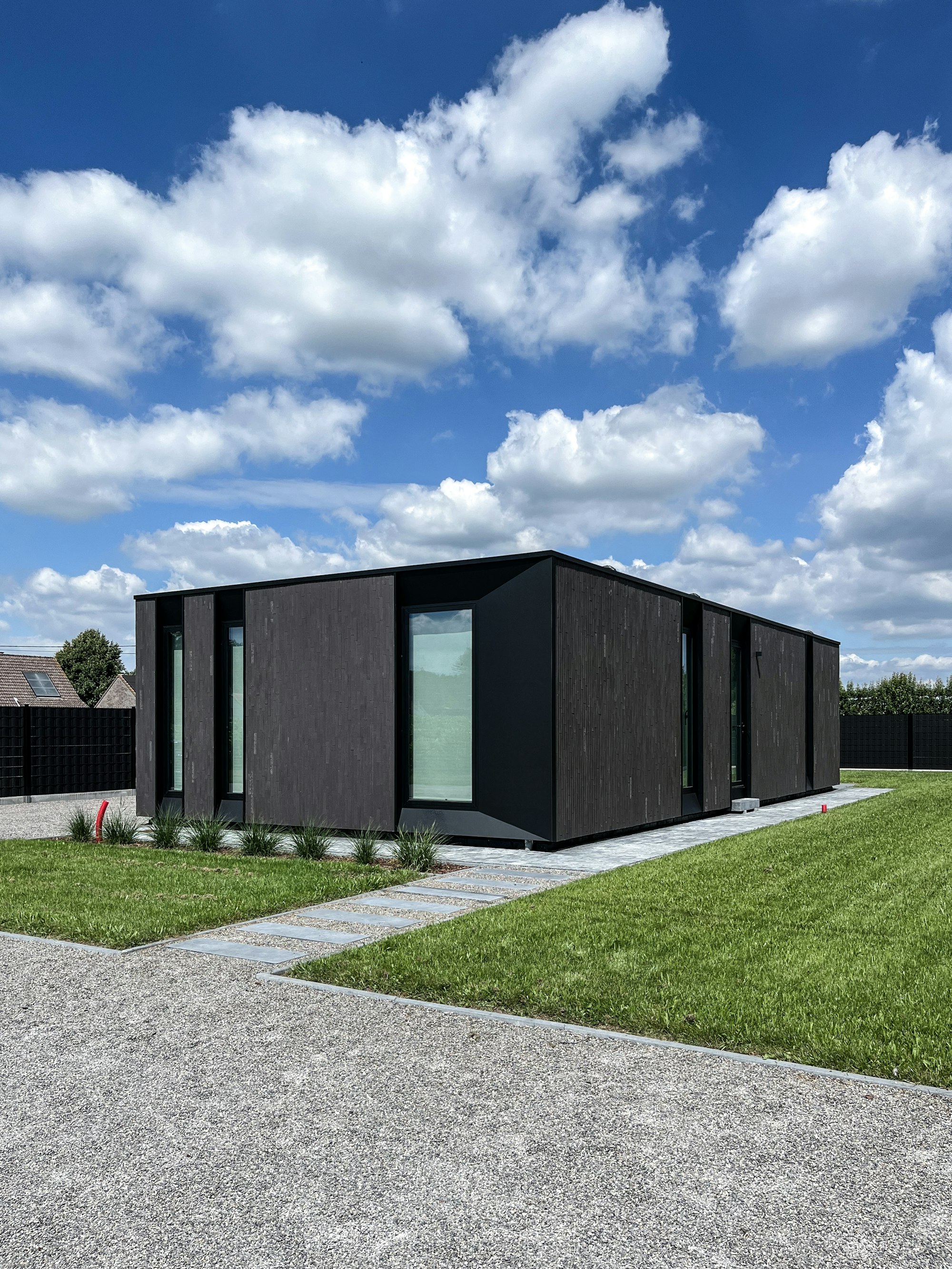 Skilpod #100 — houtskeletbouw bungalow woning met 2 slaapkamers, modern design met zwarte steen